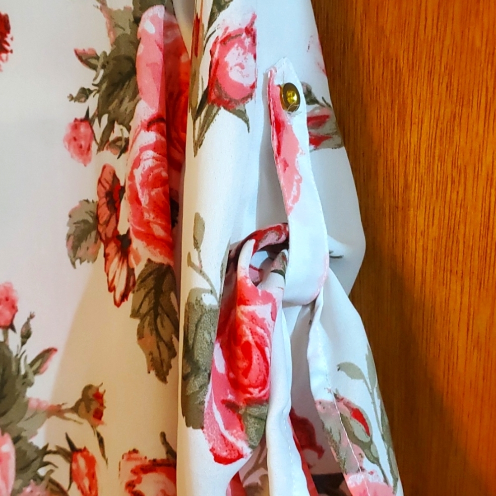 RUE21 Floral V-Neck Tunic. - Picture 3 of 8